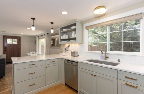 Old Bend House | Contemporary Chic Cottage │Downtown Historic District │Hot Tub │Gourmet Kitchen