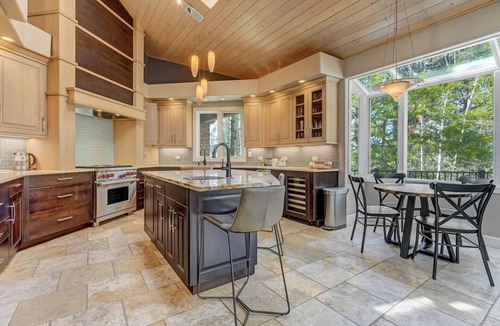 Woodmoor House | Contemporary Mtn 4 BDRM + Hot Tub + Fire-pit Close to USAFA & 6 Wedding Venues