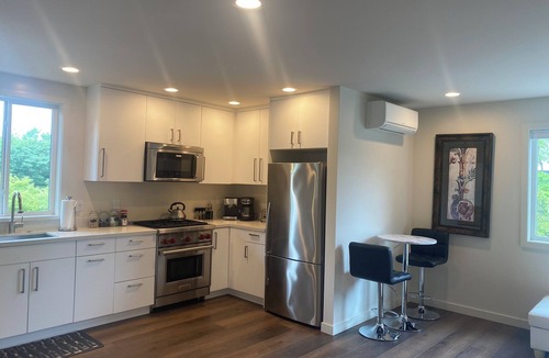 Moss Bay Apartment | Contemporary One Bedroom Oasis in Downtown Kirkland