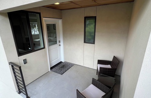 Moss Bay Apartment | Contemporary One Bedroom Oasis in Downtown Kirkland