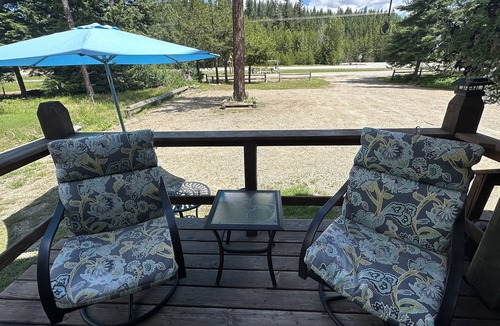 Priest River House | Convenient location 2 miles to Priest Lake for families & work-cation stays!