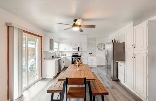 Denver House | convenient spacious house hot tub 4 kings sleeps 18