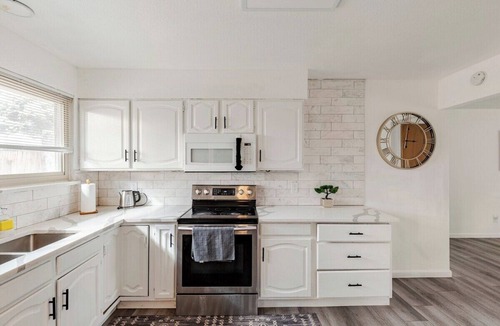 Denver House | convenient spacious house hot tub 4 kings sleeps 18