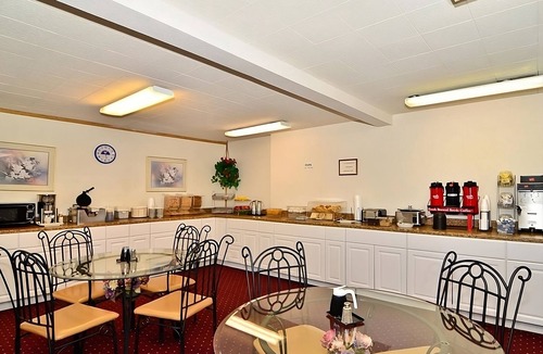 Ontario Hotel | Convenient Stay in Ontario! Pool, Free Breakfast, Free Parking, Pets Allowed