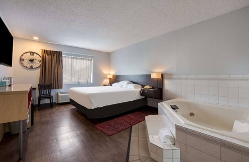 Ontario Hotel | Convenient Stay in Ontario! Pool, Free Breakfast, Free Parking, Pets Allowed
