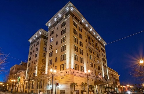 Goose Hollow Hotel | Convenient Stay, Superb Location near Providence Park! Two Suites, Pets Allowed!