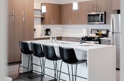 Rio Grande Apartment | Convention Ctr Bespoke Beauty 2BD Pool/Gym/HtubPkg