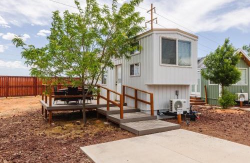 Apple Valley House | Convient tiny home private deck