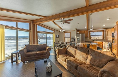 Ferryville House | Copper Creek Getaway Sleeps 6 Hot Tub