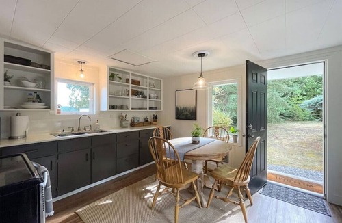 Sequim Cottage | Cottage · Cottage on the Bay- Hot Tub, Beach, Dock, Kayaks