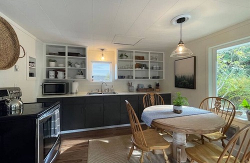 Sequim Cottage | Cottage · Cottage on the Bay- Hot Tub, Beach, Dock, Kayaks