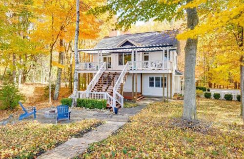 Manistee House | Cottage w/Private Beach + Fire Pit in Manistee!