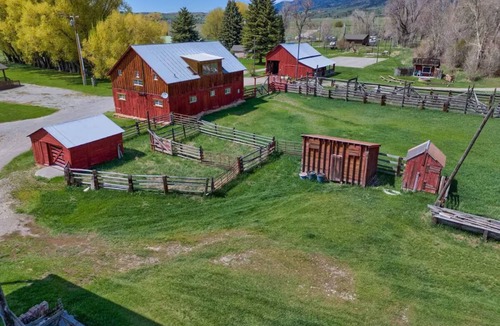 Swan Valley Apartment | Cottonwood cabin next to Pond