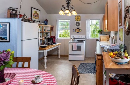 Everson Cottage | Country Cottage 50 miles from Mt Baker with heated, indoor pool 150 feet away