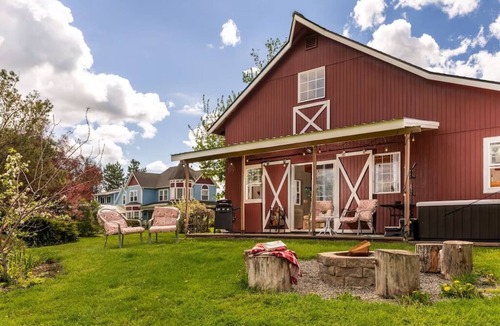Everson Cottage | Country Cottage 50 miles from Mt Baker with heated, indoor pool 150 feet away