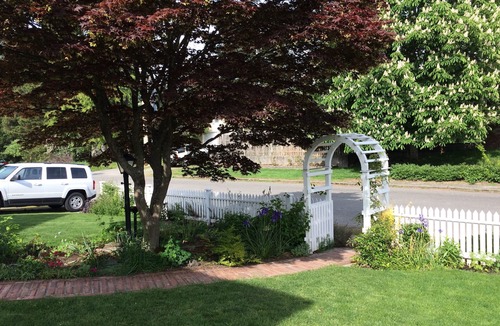 North End House | Country Cottage Apartment - Entire 2nd Floor (UPS District - N Tacoma)