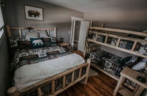 Salmon House | Country Farmhouse Sleeps 12 with hot tub.