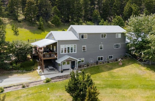 Whitehall House | Country retreat with room for everyone! Sleeps up to 20 - great outdoor spaces