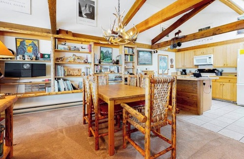 Jackson House | Country townhome next to golf course with mountain view & vaulted ceilings