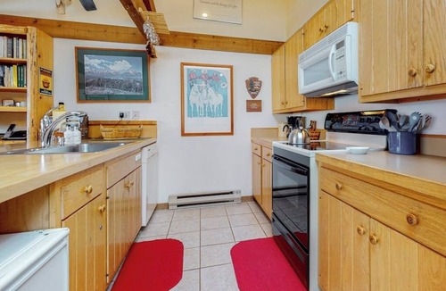 Jackson House | Country townhome next to golf course with mountain view & vaulted ceilings