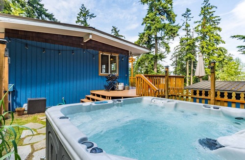 Coupeville House | Coupeville Mid-Century Beach Cabin w/Hot Tub