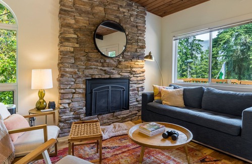 Coupeville House | Coupeville Mid-Century Beach Cabin w/Hot Tub