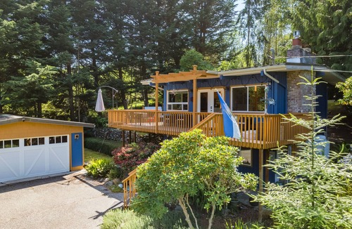 Coupeville House | Coupeville Mid-Century Beach Cabin w/Hot Tub