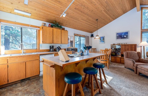 Sunriver House | COYO02 - Close to Village, Hot Tub, Wood Fireplace, TV, Bikes