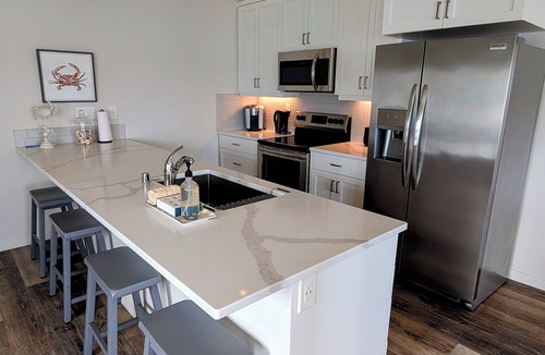 Coupeville Condo | Cozy, 1-bdrm condo over the water in downtown Coupeville; fully equipped kitchen