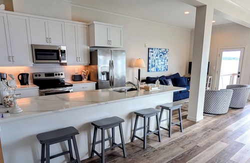 Coupeville Condo | Cozy, 1-bdrm condo over the water in downtown Coupeville; fully equipped kitchen