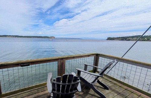 Coupeville Condo | Cozy, 1-bdrm condo over the water in downtown Coupeville; fully equipped kitchen