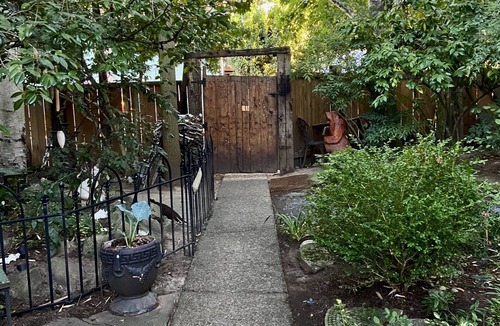 Ardenwald House | Cozy 1-bedroom daylight basement apartment surrounded by gardens