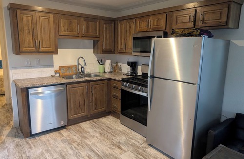 Chattaroy House | Cozy 1-bedroom, Private Hot-tub and High speed WiFi in Charming Chattaroy...