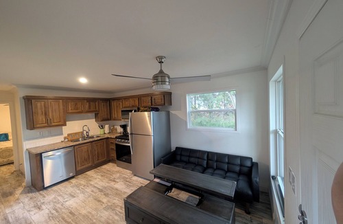 Chattaroy House | Cozy 1-bedroom, Private Hot-tub and High speed WiFi in Charming Chattaroy...
