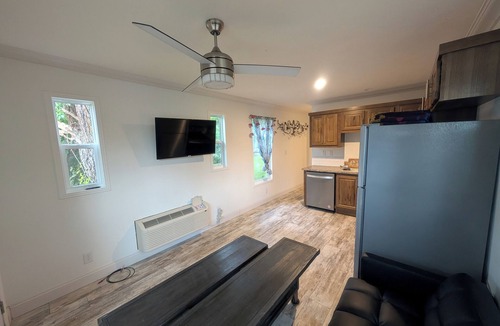 Chattaroy House | Cozy 1-bedroom, Private Hot-tub and High speed WiFi in Charming Chattaroy...