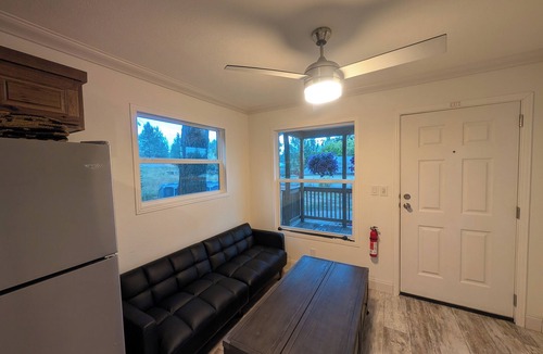 Chattaroy House | Cozy 1-bedroom, Private Hot-tub and High speed WiFi in Charming Chattaroy...