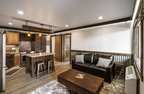 West Yellowstone Condo | Cozy 1-bedroom condo in West Yellowstone, 1 minute to park! Little Tuckaway