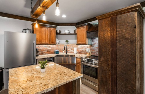 West Yellowstone Condo | Cozy 1-bedroom condo in West Yellowstone, 1 minute to park! Little Tuckaway