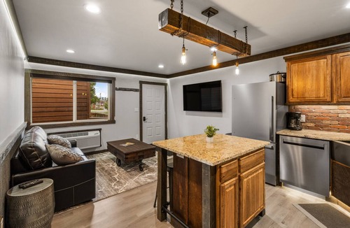 West Yellowstone Condo | Cozy 1-bedroom condo in West Yellowstone, 1 minute to park! Little Tuckaway