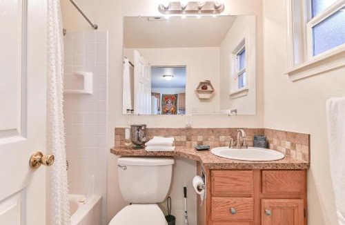 South Tacoma Apartment | COZY 2 BDRM APT - Easy Access FREE PARKING - AC UNIT