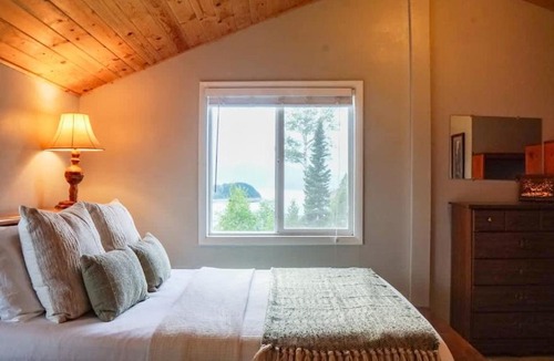 Irwin House | Cozy 2-bed cabin looking over Palisades Lake