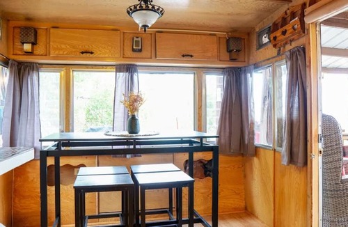 Irwin House | Cozy 2-bed cabin looking over Palisades Lake