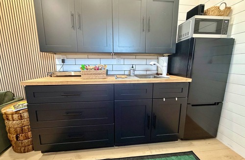 Lupton City Apartment | Cozy 2-bedroom apartment in charming Whitwell with AC