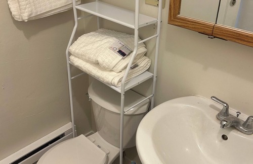 Burley Apartment | Cozy 2-bedroom apartment in welcoming Burley with AC