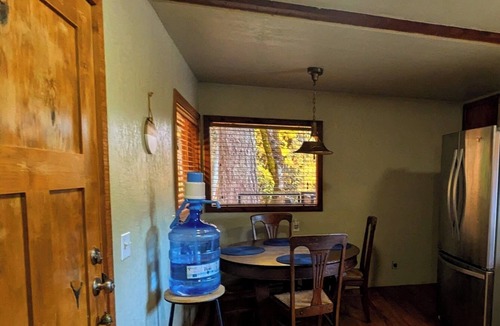 Grants Pass Cabin | Cozy 2-bedroom cabin in serene Grants Pass with WiFi
