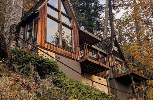Grants Pass Cabin | Cozy 2-bedroom cabin in serene Grants Pass with WiFi