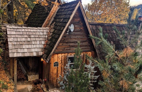 Grants Pass Cabin | Cozy 2-bedroom cabin in serene Grants Pass with WiFi