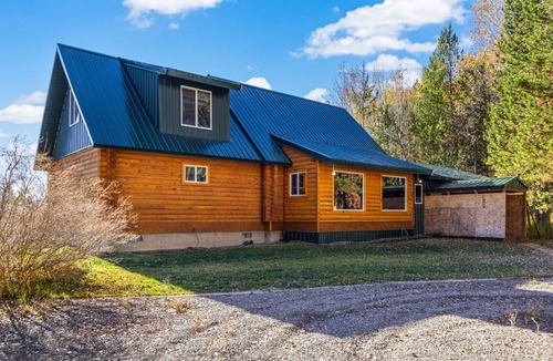 Ashton Cabin | Cozy 2-bedroom cabin in perfect Ashton with cool AC
