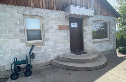 Hunters Cabin | Cozy 2-bedroom cabin in amazing Hunters with cool AC