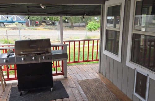 Huntington House | Cozy 2-bedroom Hideaway in Huntington with AC